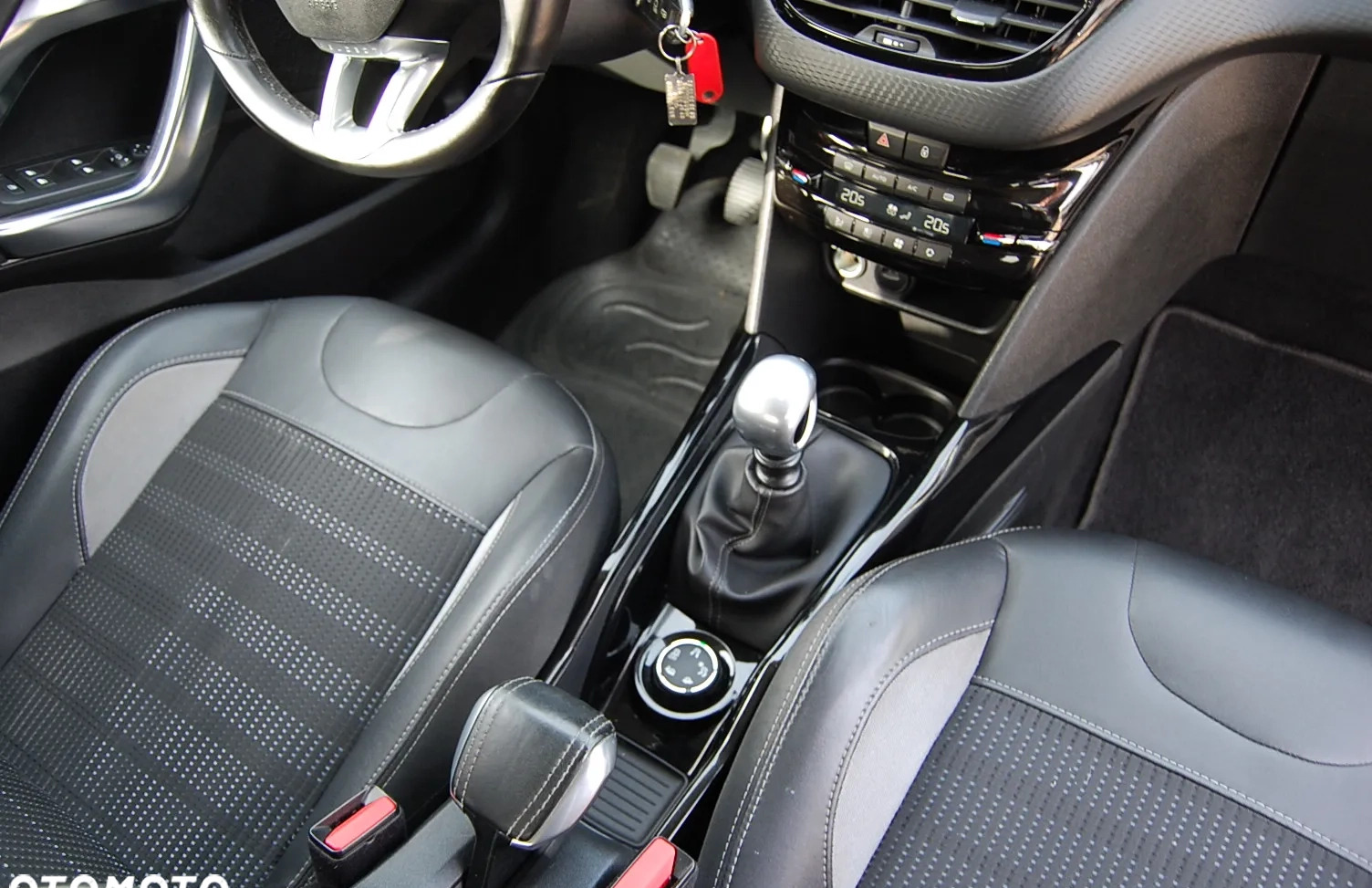 Peugeot 2008 cena 43900 przebieg: 137000, rok produkcji 2019 z Cieszyn małe 352
